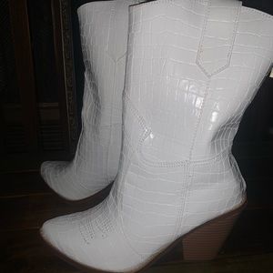 White Western Style back zipper cropped 👢 boots